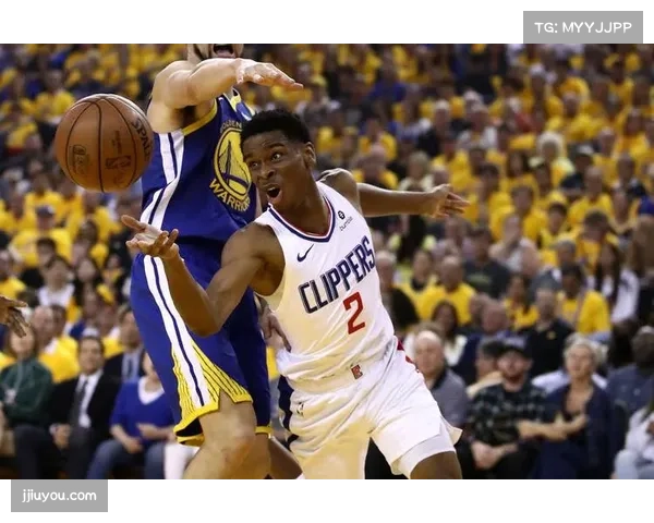 亚历山大季后赛首战轻松带队取胜 三节打卡提前休息展示新战靴