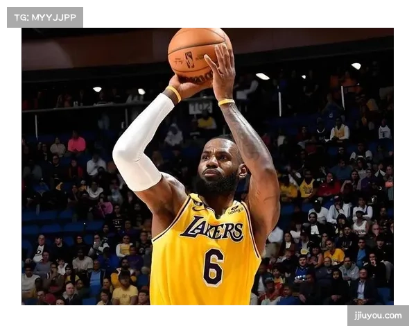 湖人里夫斯突破后假投真传，助攻篮下詹姆斯轻松放篮得分